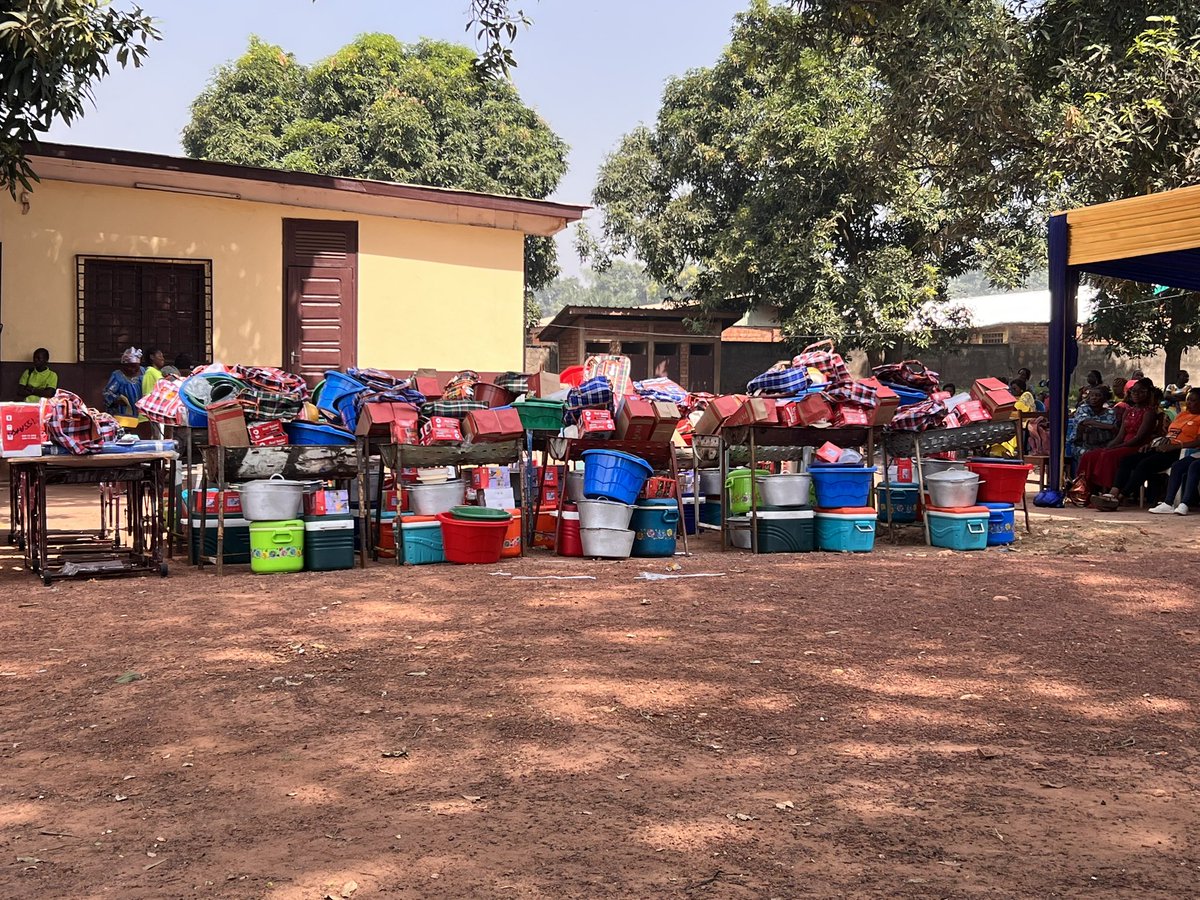 Nous avons honoré de notre présence à la cérémonie de remise de kits de démarrage aux filles formées en entrepreneuriat sur Financement de l UNFPA.
L Autonomisation financière de femmes vulnérables contribue à la réduction des VBG en RCA