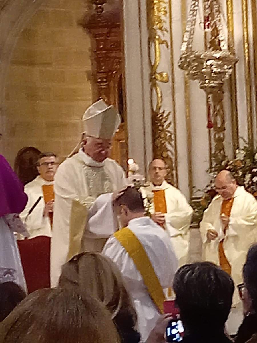 Una representación de nuestra hermandad ha asistido a la ordenación sacerdotal de d. Jesús Rico, miembro de nuestra comunidad parroquial por parte del Sr. Obispo en @CatedralAlmeria 
Que el Señor le inspire en este nuevo Camino que empieza