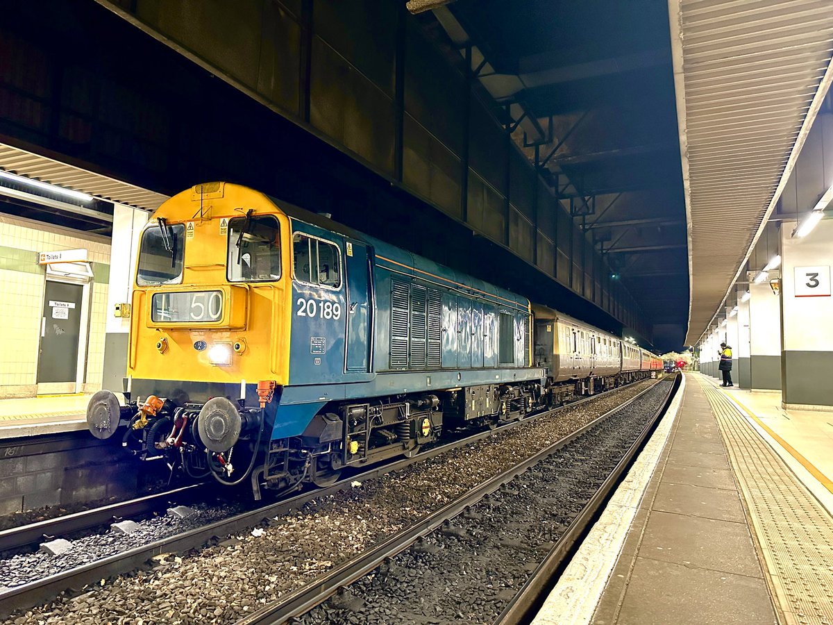 SnrConductorJim's tweet image. The Polar Express making an appearance at Snow Hill today. ‘Clun Castle’ and 20 189 on either end.

#DispatchersOfTwitter #DispatchersOfX #RailwayFamily #RailwayLife #Railway #Trains