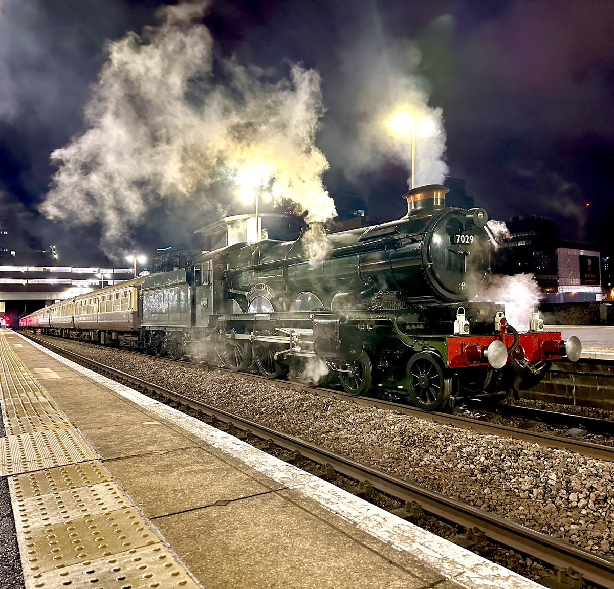 SnrConductorJim's tweet image. The Polar Express making an appearance at Snow Hill today. ‘Clun Castle’ and 20 189 on either end.

#DispatchersOfTwitter #DispatchersOfX #RailwayFamily #RailwayLife #Railway #Trains