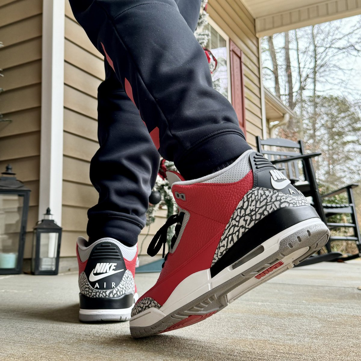 Pulled out the Red Cement 3’s #KOTD

Also my first attempt at the #JMillzChallenge how’d I do? 😬
