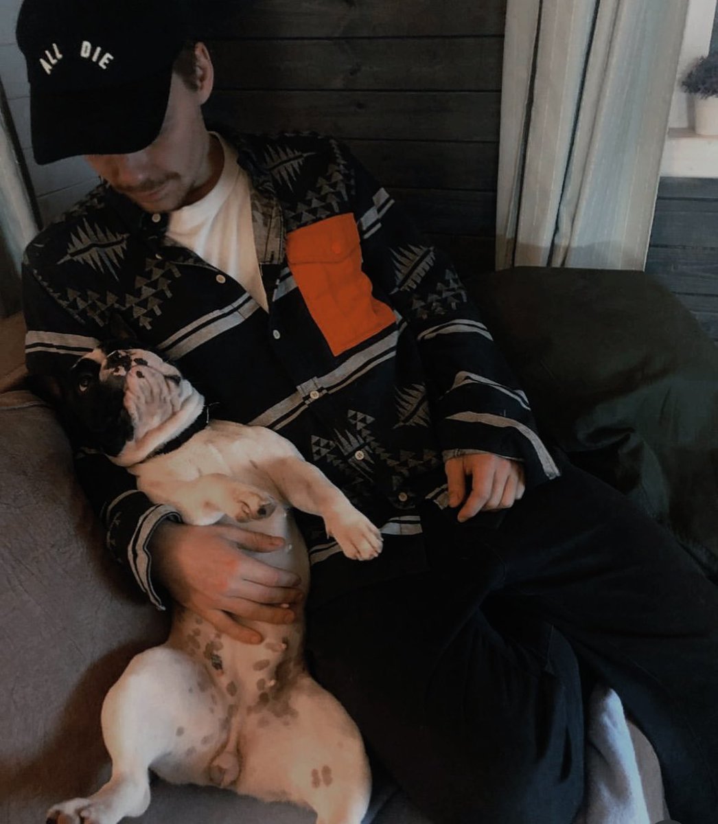 ⠀ ⠀ ⠀
в этот особенно снежный и холодный день необходимо согревать и согреваться. по прежнему учусь отдыхать и не вестись на поводу у псевдопродуктивности.
в новом году загадаю себе новые паттерны поведения.

⠀ ⠀