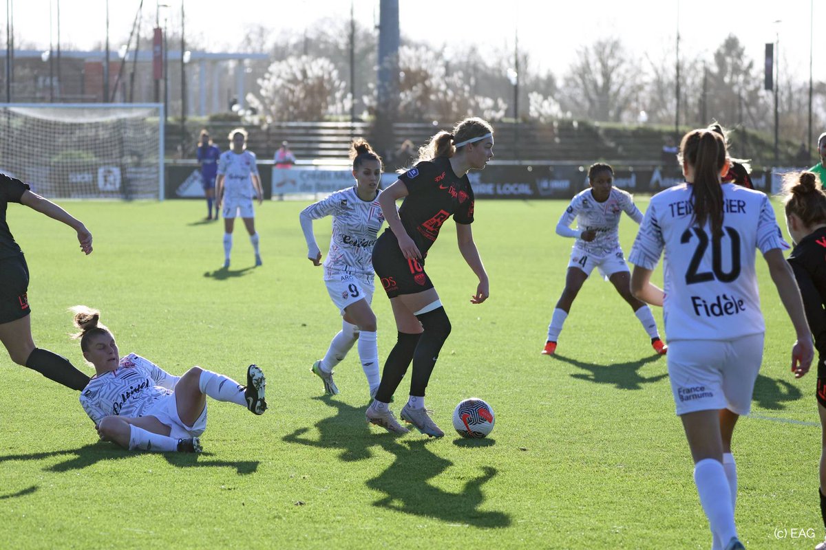 🔚Devant à la pause à @EAG_feminines , le DFCO n'a pas su tenir le score (1-1) ... mais sa série d'invincibilité, désormais de trois matchs, se poursuit ! ✒️🎙️ 👉 tinyurl.com/dfcoguirrp #EAGDFCO (1-1) #D1Arkema