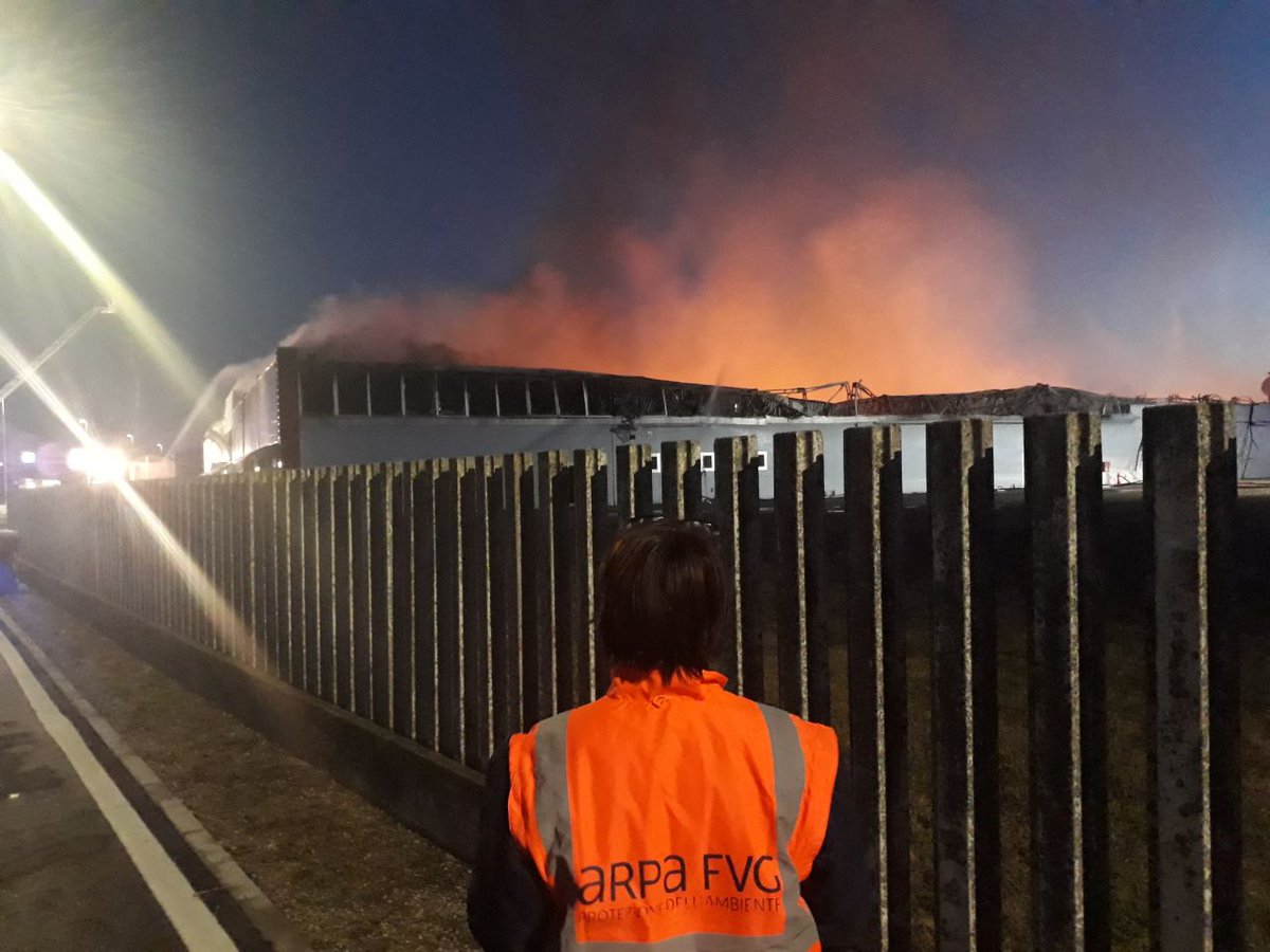 ARPAFVG's tweet image. 🔴🔥Le simulazioni #ArpaFVG indicano che i fumi dell'#incendio del mobilificio #Fiver di #AzzanoX in serata si dirigeranno  in direzione sudest, nella notte in direzione sudovest. Prime misure: bassi valori di polveri al suolo.
