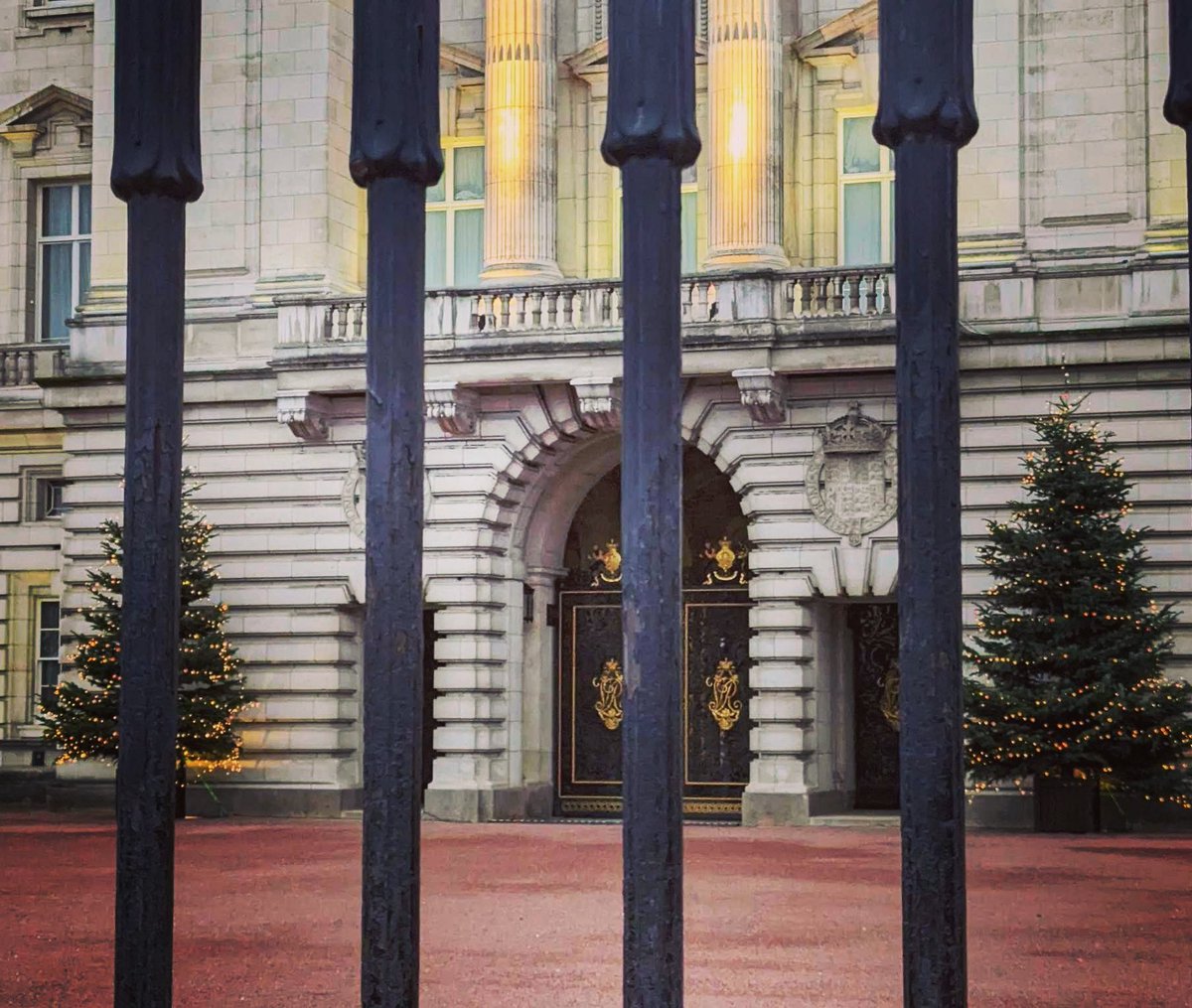 The Christmas trees outside Buckingham Palace are looking very beautiful! ✨

📸 © 9 Hertford Street

#london #londonchristmas #londonatchristmastime #christmasinlondon #buckinghampalace #londonroyalpalaces #londonsroyalpalaces #royalfamily #britishroyalfamily #kingcharles