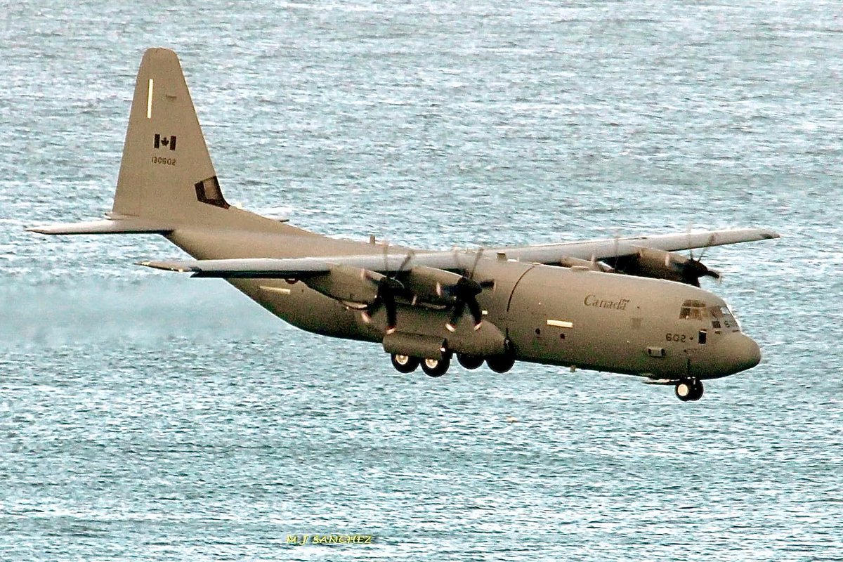 Amazing photo today from @key2med of this @RCAF_ARC C-130J #Hercules landing at @RAF_Gib #Gibraltar 🇬🇮🇬🇮🇬🇧🇬🇧🇨🇦🇨🇦