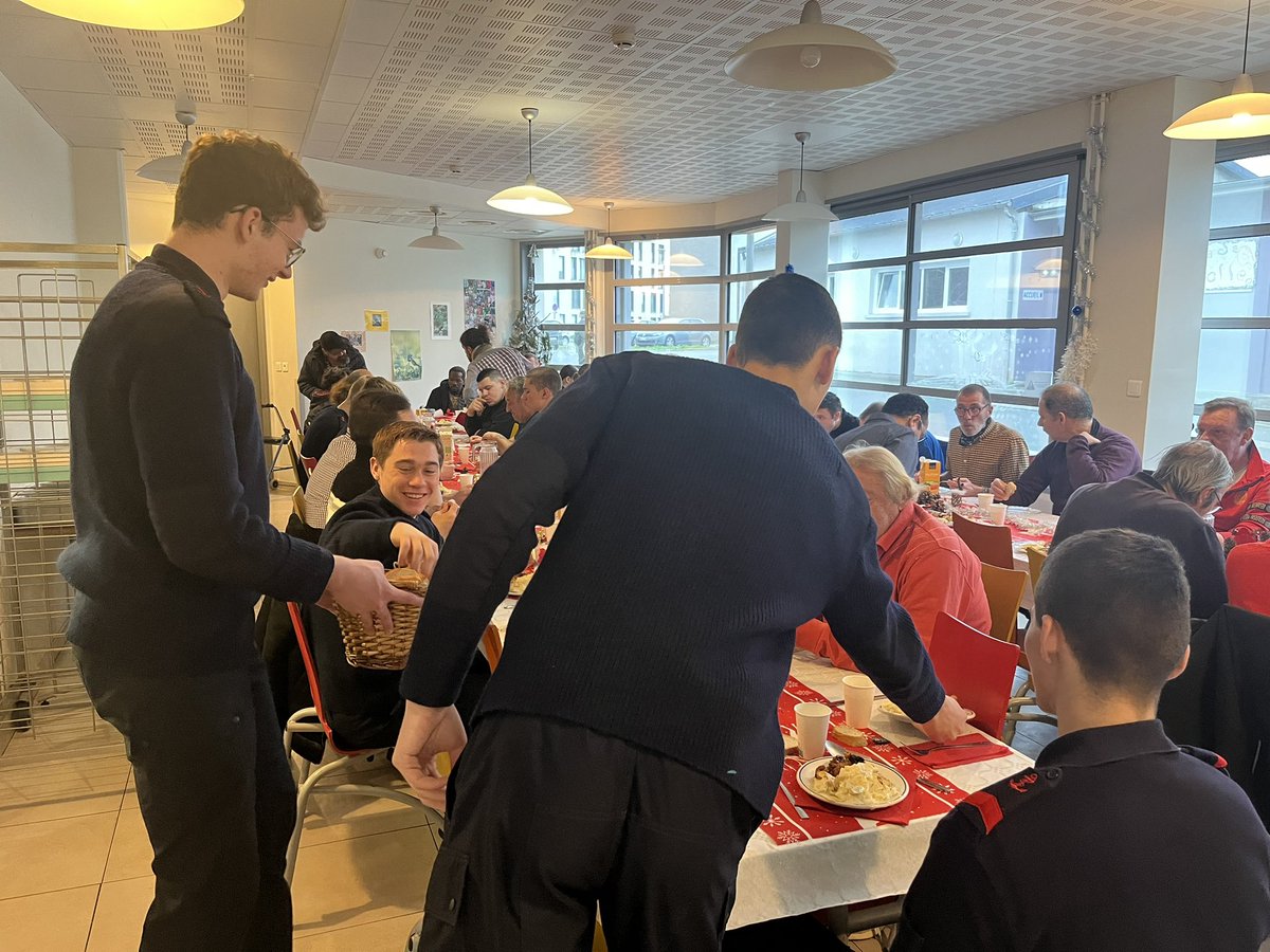 NassimAmajoud's tweet photo. Ce midi la #PMMN Arras a offert un repas de Noël aux résidents du CHRS le Petit Atre et à l’asso d’aide aux sans abris la Margelle. Un grand bravo aux instructeurs et aux jeunes pour cette belle initiative à l’approche des fêtes de fin d’année 🙏 https://t.co/eKobPtnBvB