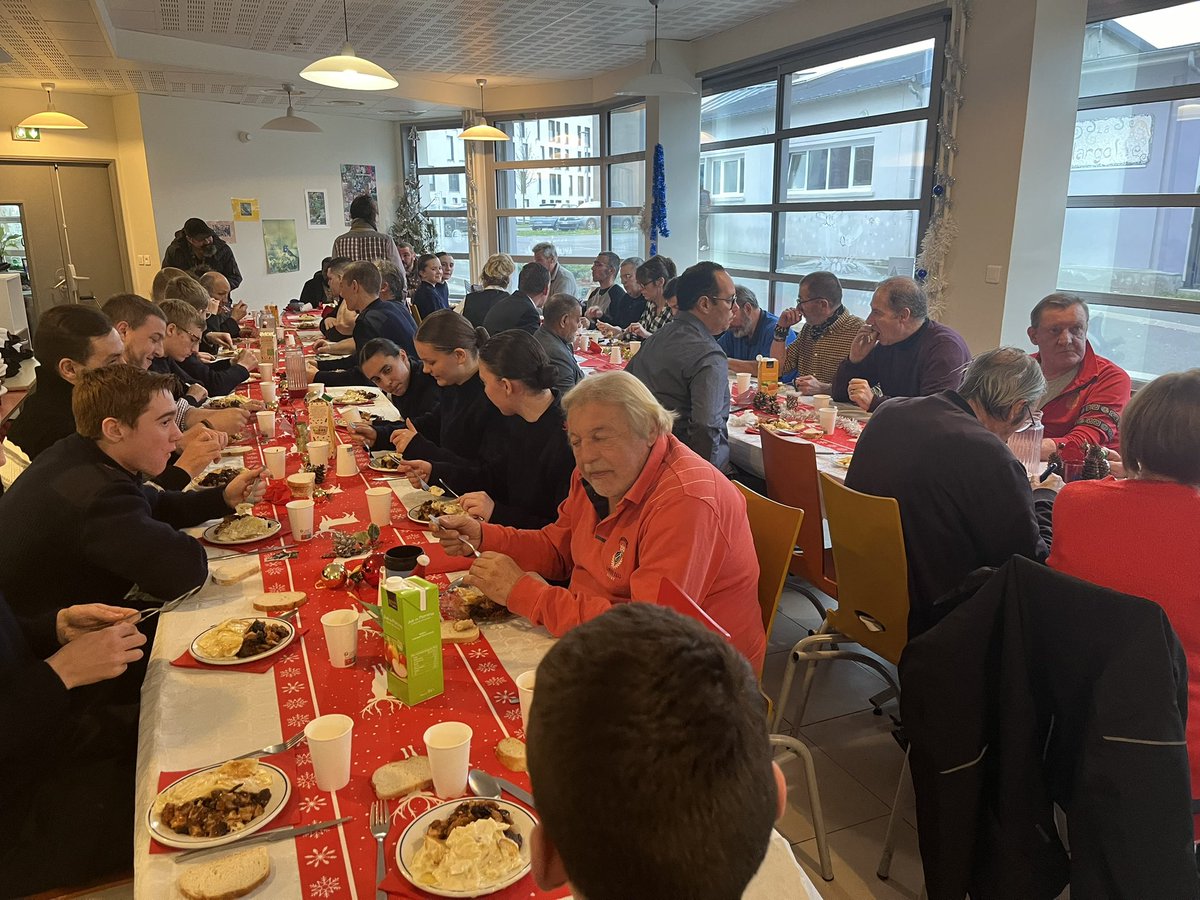 NassimAmajoud's tweet photo. Ce midi la #PMMN Arras a offert un repas de Noël aux résidents du CHRS le Petit Atre et à l’asso d’aide aux sans abris la Margelle. Un grand bravo aux instructeurs et aux jeunes pour cette belle initiative à l’approche des fêtes de fin d’année 🙏 https://t.co/eKobPtnBvB