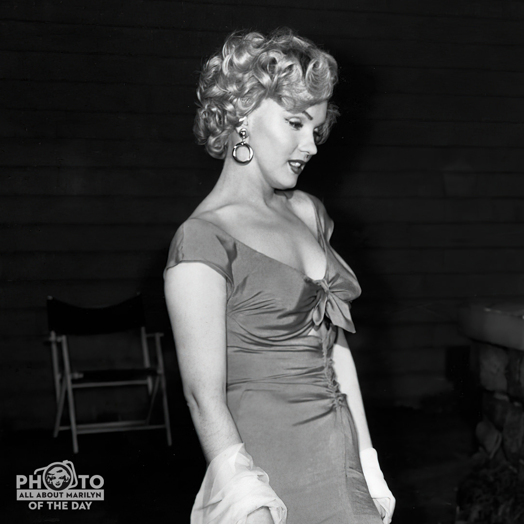 MARILYN MONROE PHOTO OF THE DAY — Here's a #behindthescene #Blackandwhite photo of Marilyn on the set of.... what movie? Can you name it? #MovieTrivia #HappySaturday 💋. #Photooftheday #MarilynMonroePhotos #AllAboutMarilyn #MarilynMonroe #Hollywood #OldHollywood #Niagara