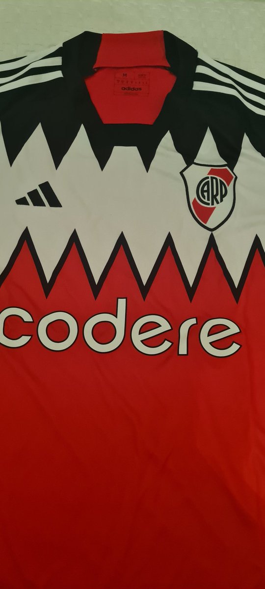 Va regalo!!!! Esta camiseta de #RiverPlate puede ser tuya. Condiciones para participar: - Hacer RT - Seguir esta cuenta: @sebasrur. Mañana domingo 17-12 a las 20:30 anunciamos quien se la gana. Suerte para todos/as!!!!