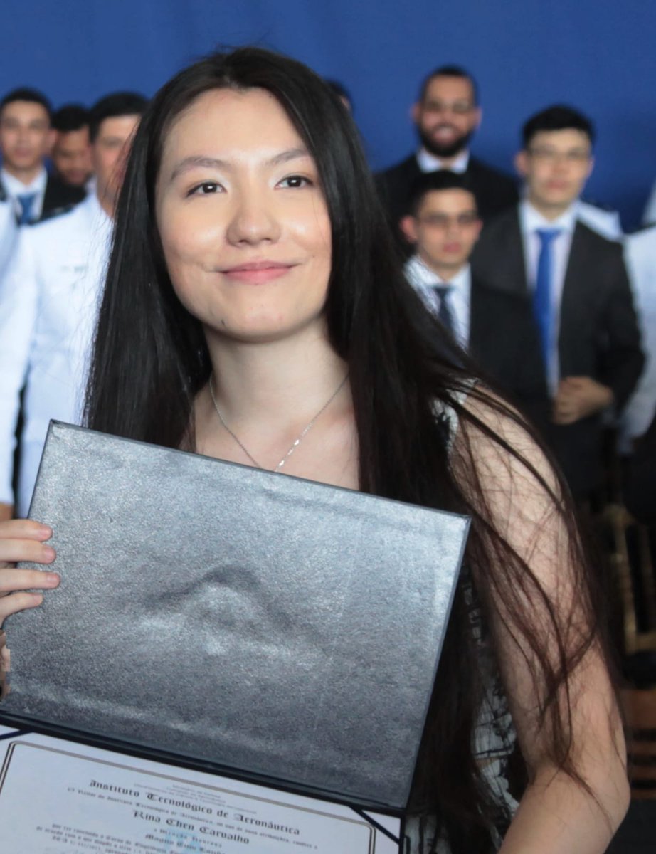 Prof_AndersonC's tweet image. Formatura do ITA e a láurea Magna Cum Laude é outorgada à Engenheira Rina Carvalho. 

Maior destaque dentre TODOS os formandos de 2023.

Temos poucas mulheres no ITA, mas são muito resilientes, focadas e competentes. 

Parabéns!