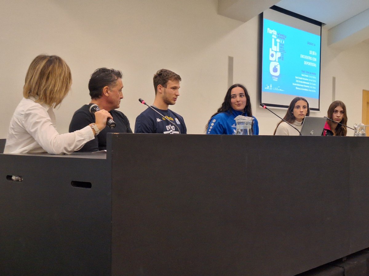 Nuestra portera Inés Zabala, participando en el encuentro con deportistas enmarcado en la Feria del Libro Infantil y Juvenil #lobas #CreoEnOviedo #yocreOBF