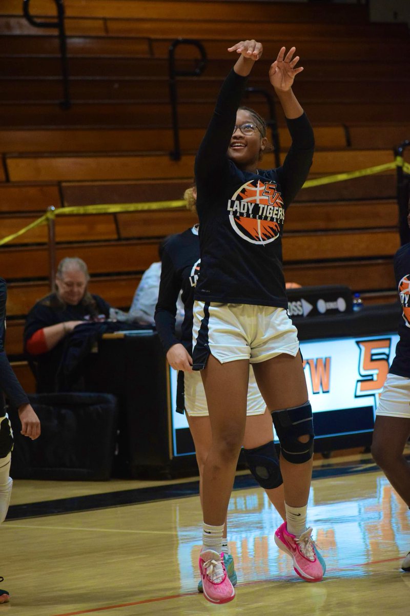 ParnellJordynn's tweet image. Confidence is everything in this game, if you don’t think you can, you won’t!! Thank you @lemanski_travis &amp;amp; @SVTigersWBB for giving me the opportunity to be recognized ! @910Preps @RecruitFayNC @MaxPreps