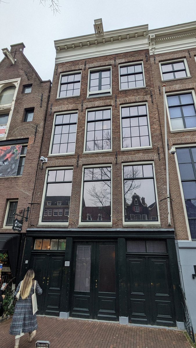 Erkenntnisgewinn heute: Anne Frank hat ihr Tagebuch gar nicht auf Deutsch geschrieben, sondern auf Niederländisch. Die Familie floh 1933 vor den Nazis aus Frankfurt nach Amsterdam, da war Anne gerade mal 4. Aber das Interview mit ihrem Vater Otto hat frankfurterischen Einschlag.