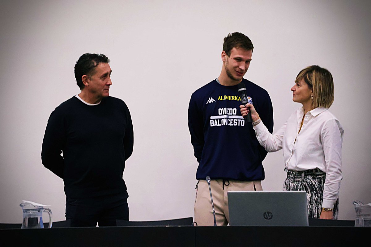 📖 🏀 Dan Duscak, Carlos Muñoz, Denise García, Inés Zabala y Ainara del Río compartiendo mesa redonda con los niños y niñas lectores en @libroviedo @aytoviedo #alimerkaocb #yosoyocb