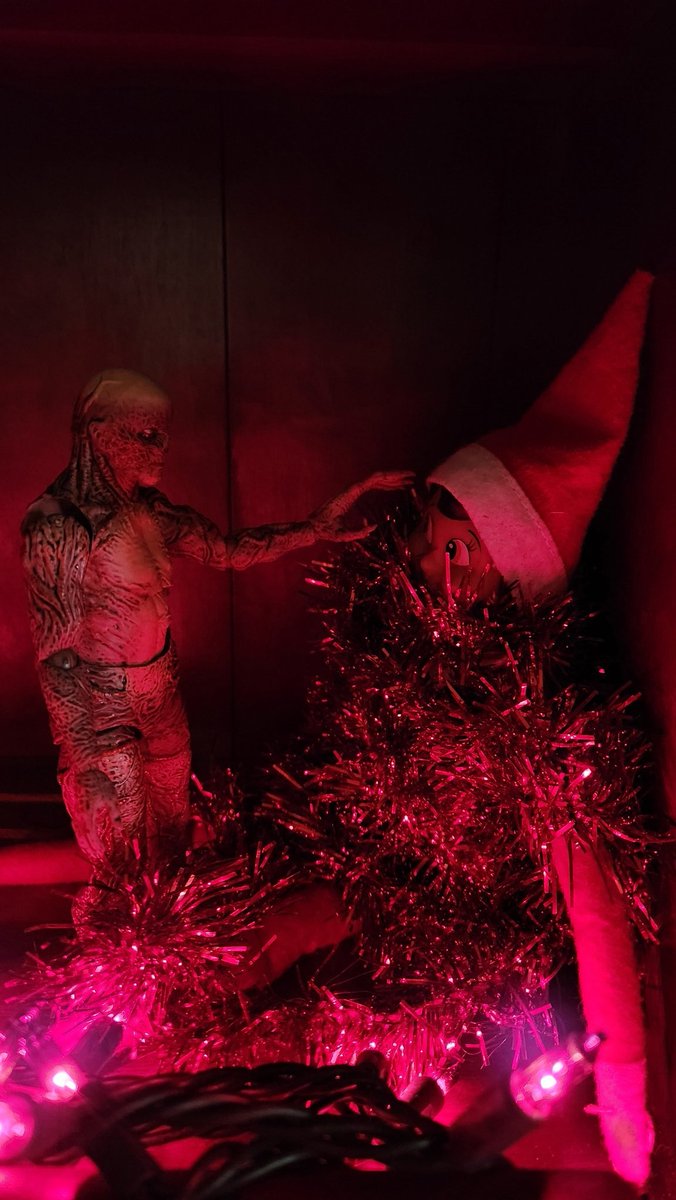 FlyingV85's tweet image. "It's time for your suffering to end." #ElfOnTheShelf death #16 #vecna #strangerthings #chrissywakeup #001