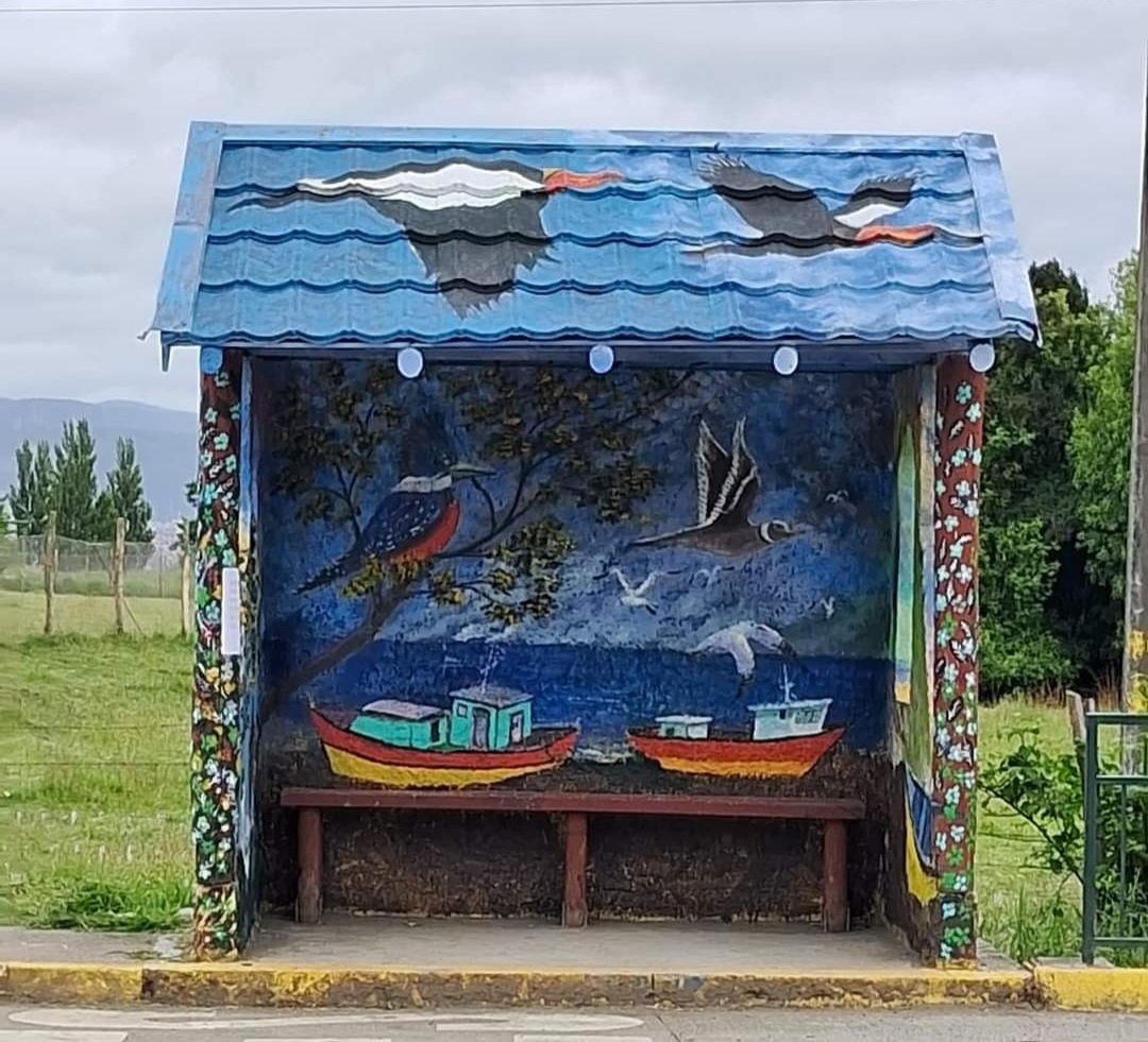 Garita frente a la Escuela de Puyán en la Isla Grande #Chiloé. Profesor artista Alex Cárcamo 😍 Precioso😍