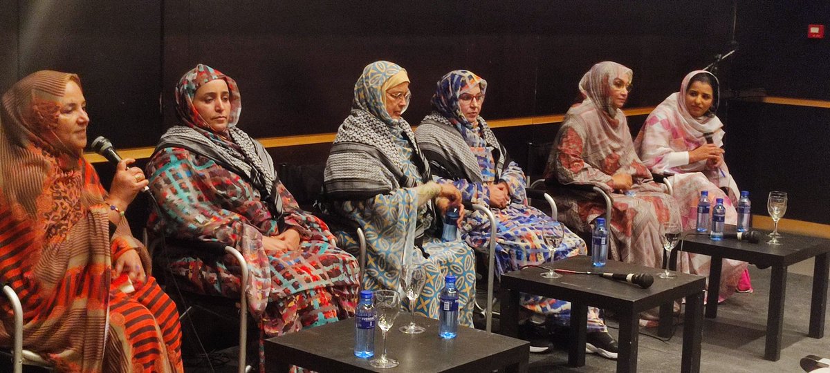 Tres destacadas activistas de DH.HH, que hoy en la 20 edición del festival Internacional Cine del Sáhara, FiSahara, lucieron la cufiya Palestina. Solidaridad con Gaza, los palestinos y al amigo de la causa saharaui Jorge Habach del FPLP. Ghalia Jimmy, Mina, Sultana, Aminetu H.