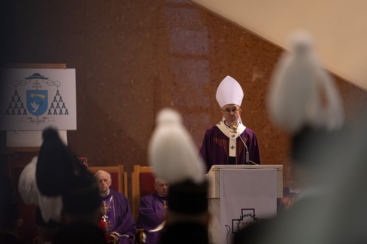 - To prawda, że zawsze wtedy, gdy chrześcijaństwo zawiera kompromis ze światem traci grunt pod nogami, osuwa się coraz bardziej i coraz dynamiczniej, przestając być istotne i ważne.
katowicka.pl/o-diecezji/akt…
