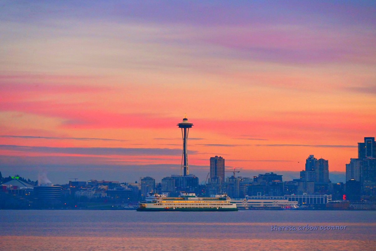 TheresaArbowOC's tweet image. Pretty colors painted in the sky at sunrise this beautiful, calm morning.  Cheers to the goodness we'll find along the path today ♡