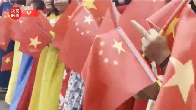 🔥 网传习访越受奇耻大辱, 蔡奇趁机给王毅穿小鞋!
中华人民共和国国家主席习近平于本月 12 日对越南进行国是访问，并且已于 13 日返回北京。但根据网传消息，这次习近平的越南行发生了一些令他不愉快的事，在蔡奇向习打了外长王毅的小报告给王毅“穿小鞋”后，习近平甚为恼怒，紧急召见并训斥了王毅。