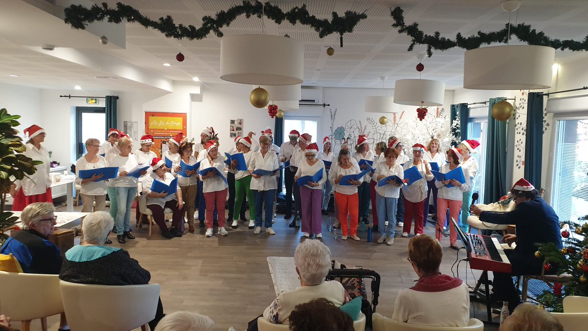 SenCannes's tweet photo. La Chorale "Azur et joie" reviennent pour une seconde fois au @senioriales de Cannes-la-Bocca pour se mettre en jambe pour Noël 🎅 https://t.co/WyVPyQOZYm