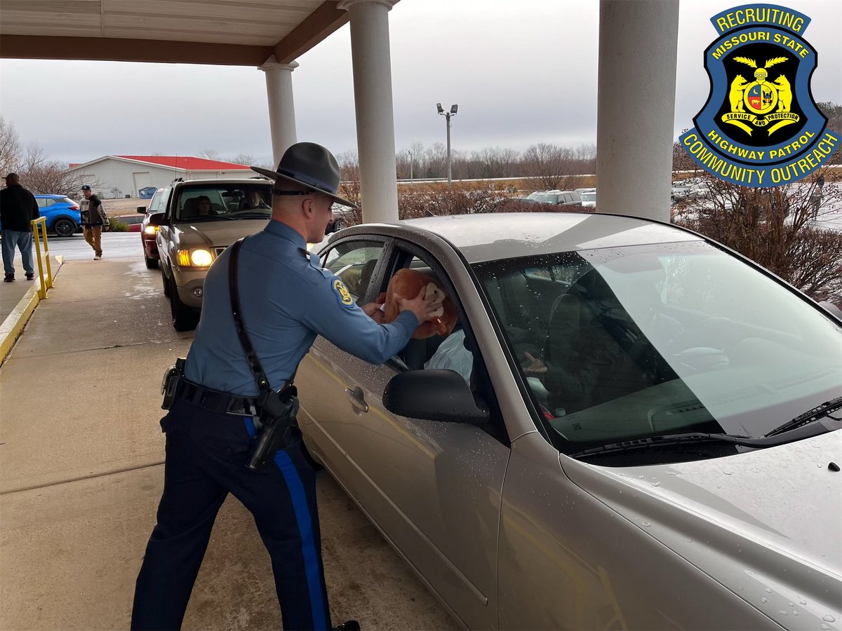 RCOD and Troop E Personnel assisted Mt. Calvary Powerhouse Church with their annual food and coat distribution. The rainy weather did not dampen the Christmas Spirit. Merry Christmas! #communityoutreach @MSHPTrooperGHQ @MSHPTrooperE