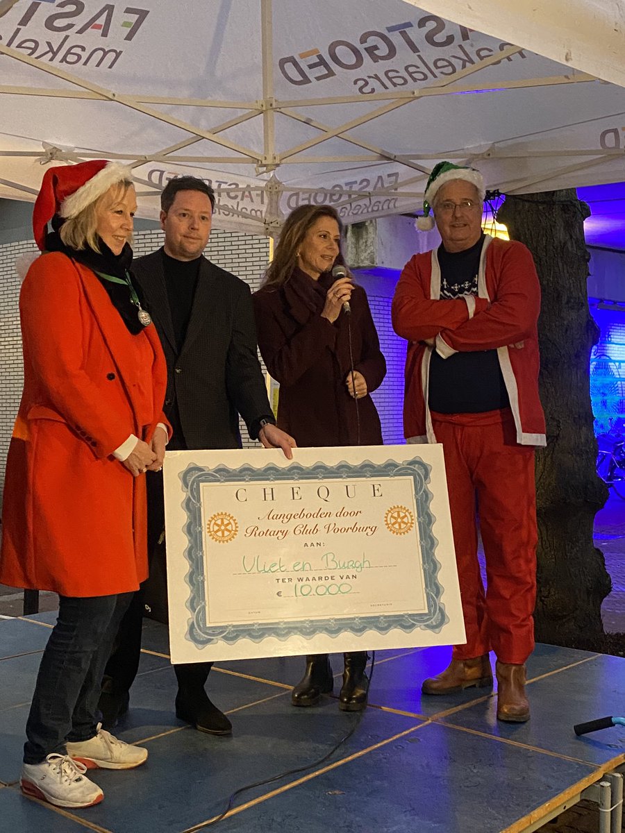 Santa Run 2023 was weer een groot succes! 🧑‍🎄 Vele blije deelnemers en € 10.000 voor jongerenTHUIS Vliet en Burgh 👍
<a href="/PhilipvanVeller/">Philip van Veller</a> en ik renden ook mee en kregen van collega <a href="/astrid_eekelen/">Astrid van Eekelen</a> de medaille omgehangen 😃
<a href="/Rotary/">Rotary International</a> #Voorburg #Huygenskwartier <a href="/Gemeente_LV/">Gemeente LV</a>