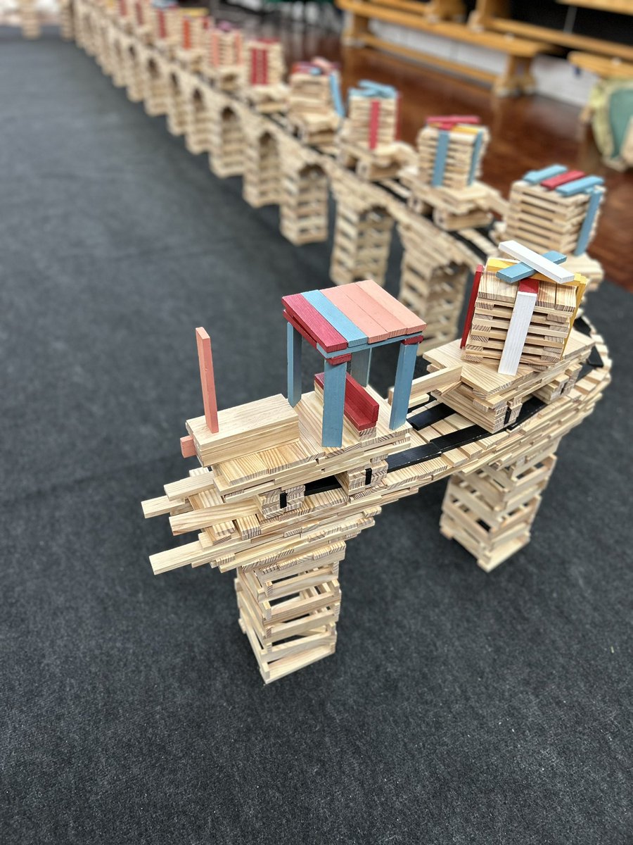 Workshop with R to Y2, all built by children in Chesterton School in London!
Merry Christmas everyone 🎄