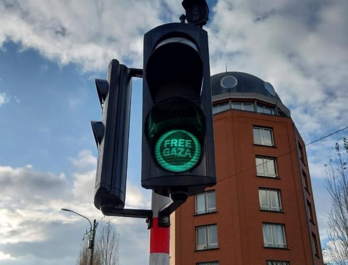 In Belgium, the green traffic lights become #Free_Gaza while the red lights say #Stop_Israel in an amazing act of solidarity | via @palinfoen