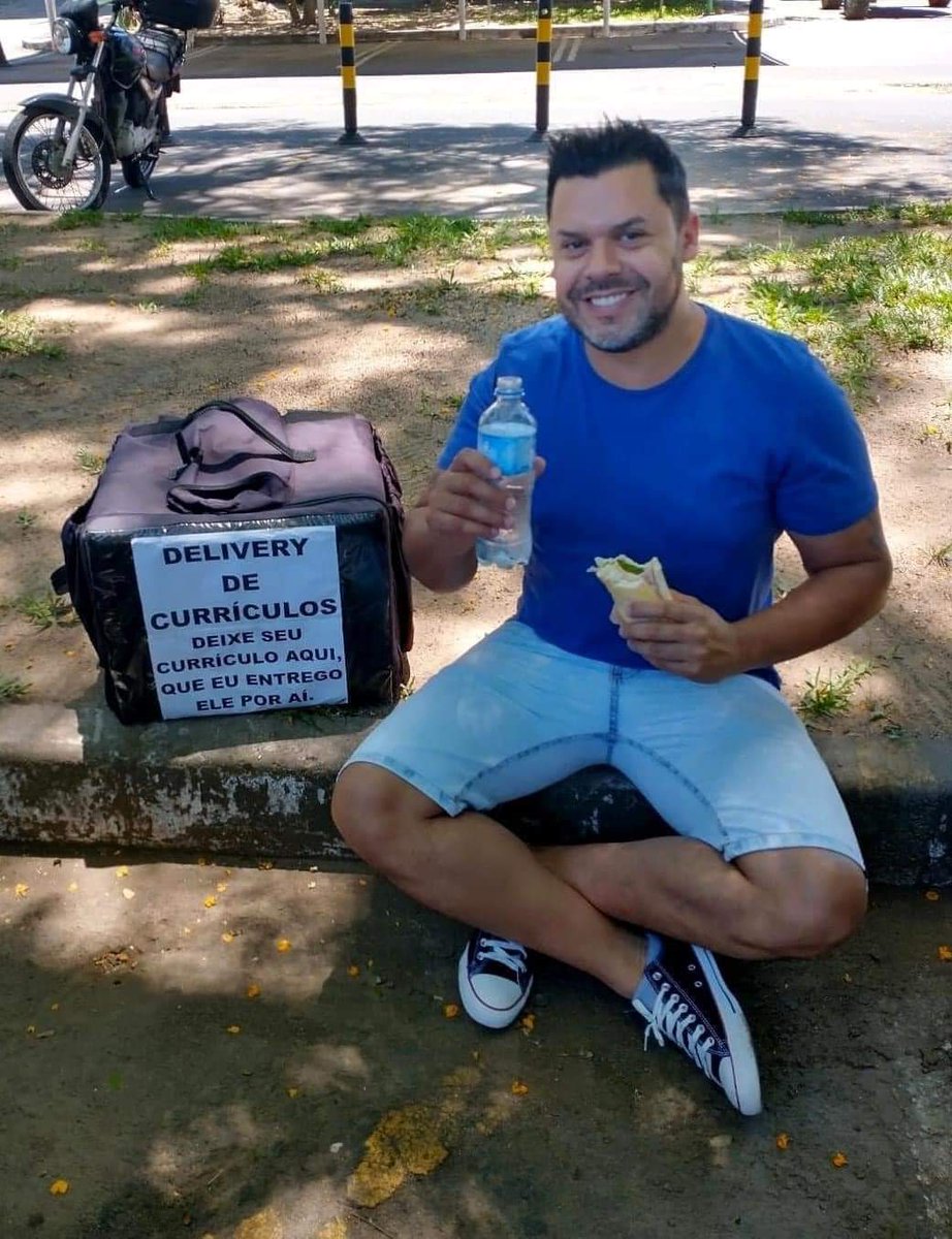 CHOQUEI on X: 🚨VEJA: Homem com mão gigante viraliza e faz cartas de  baralho parecerem miniaturas. Boban Marjanovic tem 2,24m de altura e é um  dos jogadores de basquete mais alto da