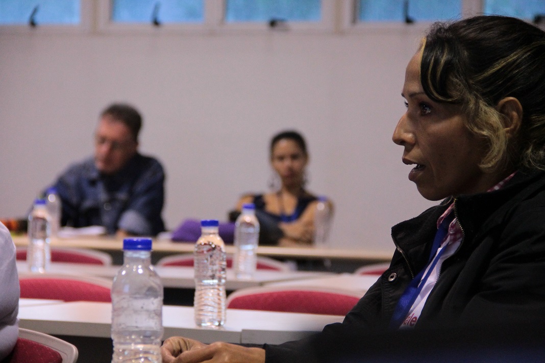 ... volver a poner el Estado al servicio de la comunicación popular, o la creación de un nuevo tipo de redes sociales que no reproduzcan el metabolismo individualista y efimero de las de la «Silicon Valley» (5/6)