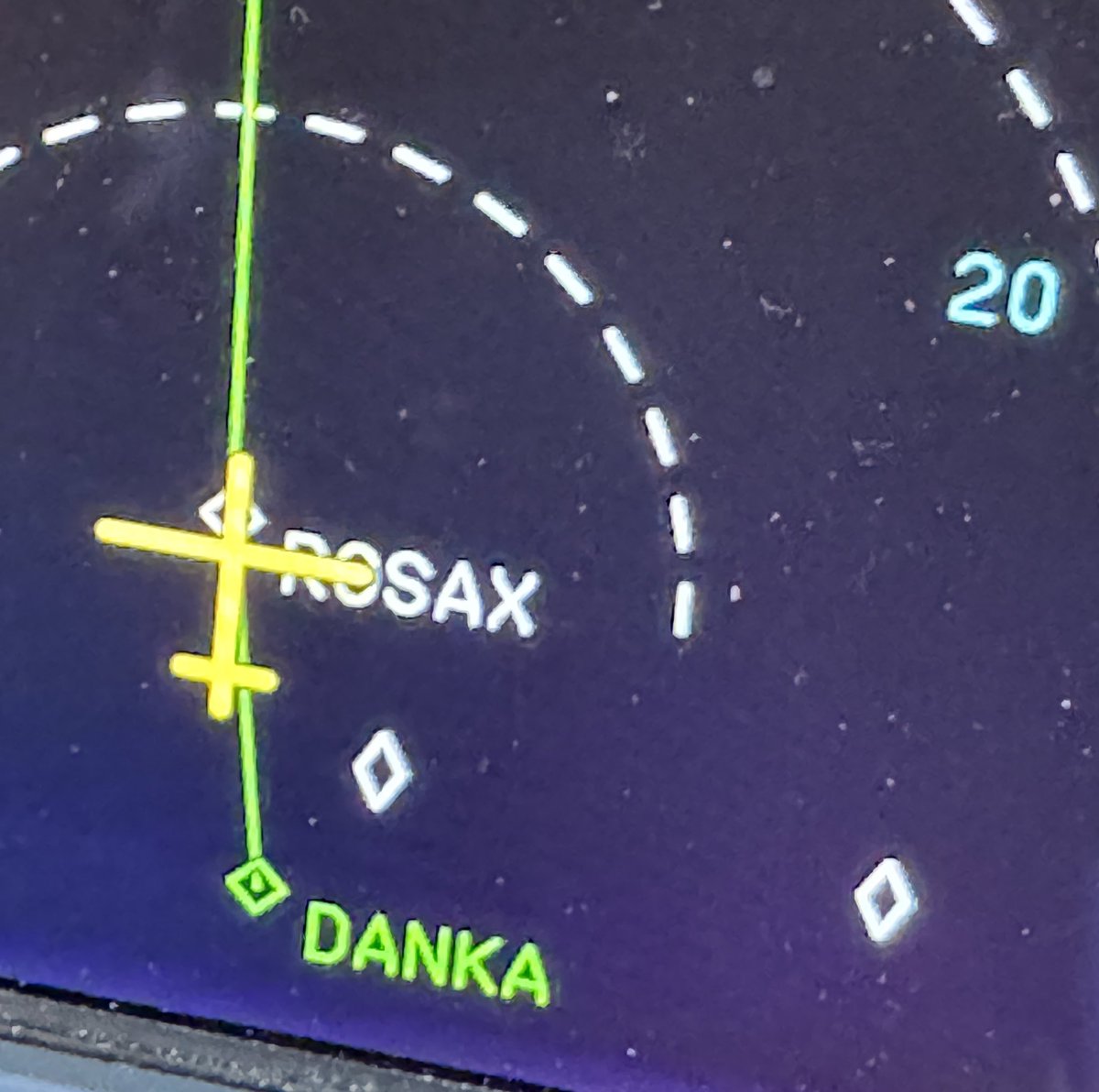 Tänään lennonjohto ei päästänyt Suomenlahdella heti matkalentokorkeuteen. Pyysivät katsomaan ikkunasta ja syy selvisi. Näkyi yhteensä neljä konetta, joista kahdella oli transponderin A-moodi päällä ja näkyi meidän tcas-näytöllä. Tämä voisi olla vaikka joku tunnistustehtävä…