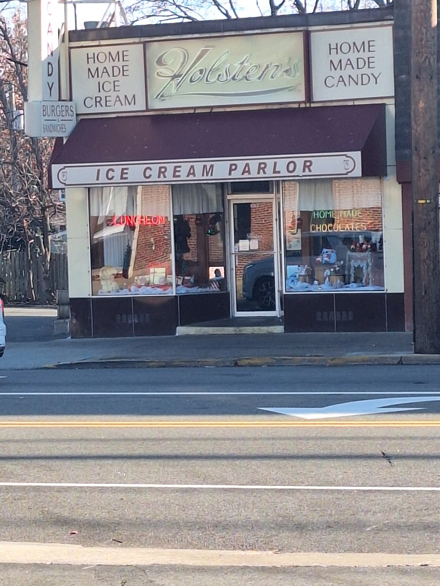 Hitting the barber shop in town, and took a pic for u guys.. right across the street is a familiar place for some..do you recognize it? 😉🇮🇹🍔🍟🔫 #jerseystuff #memories #canyouguess