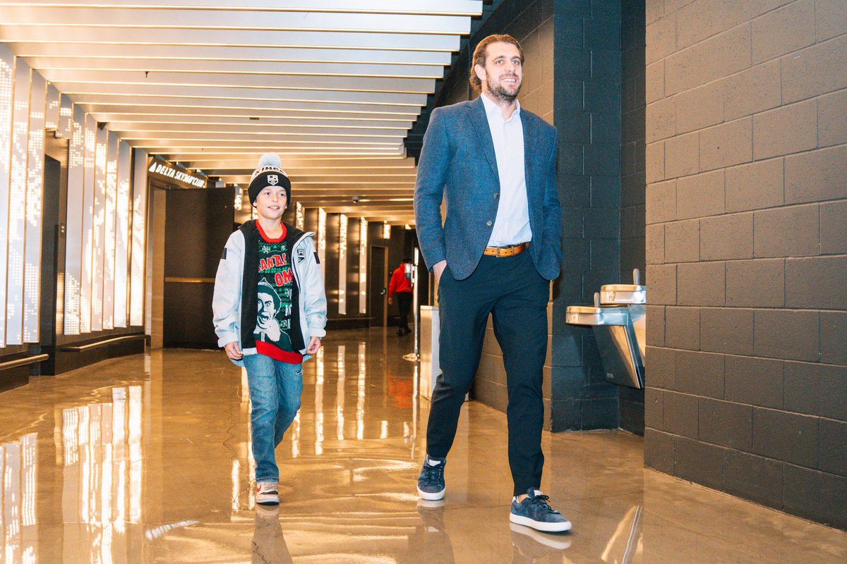 AEGworldwide's tweet image. A King for a day 🖤 We had a very special guest join us at the #lakings game 💫 @MakeAWish Kid Jack led the team on the ice for warmups and announced the starting lineup before the game. He also got to meet our longtime fan and friend #WillFerrell 🏒 #GoKingsGo

📸: @LAKings…