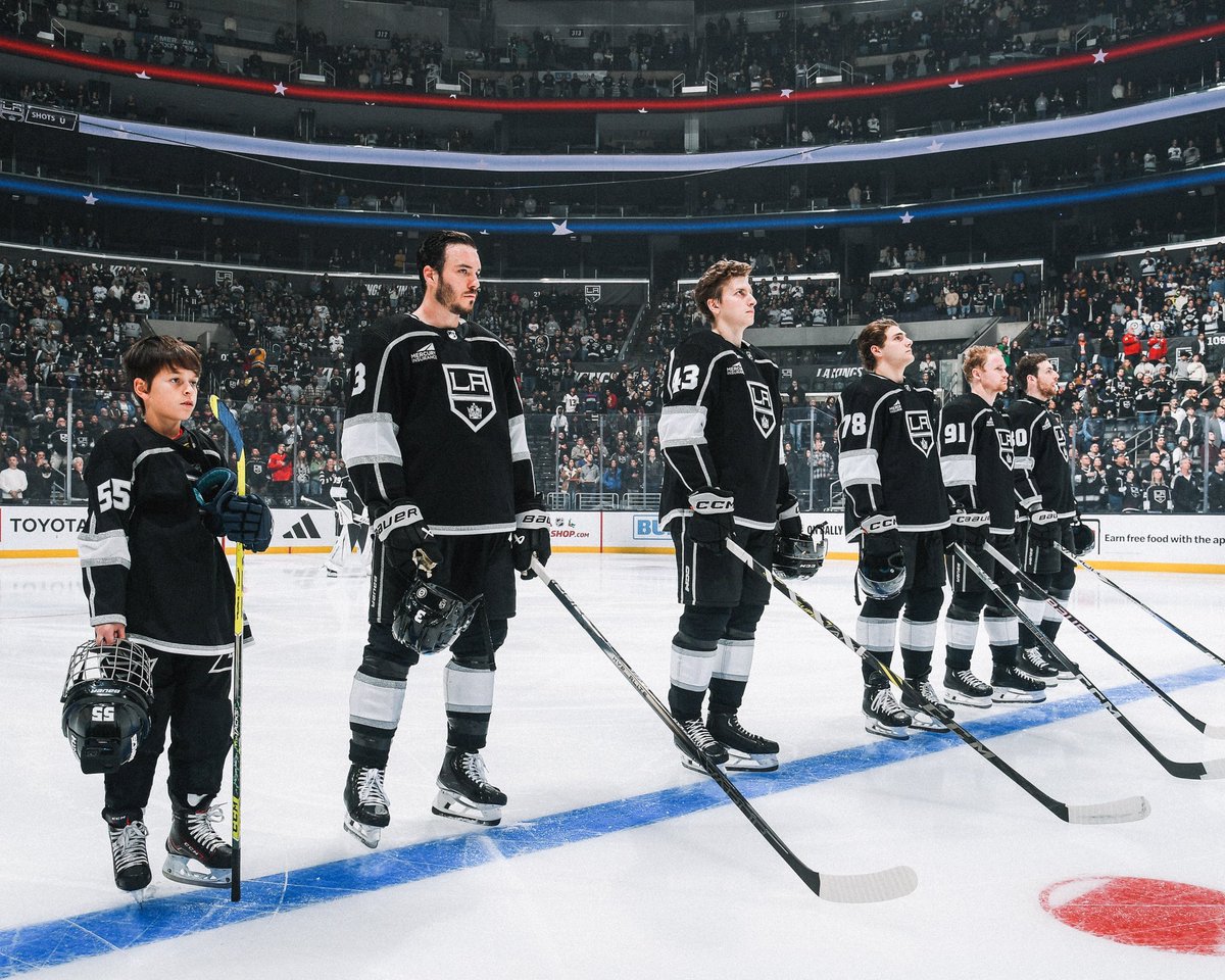 AEGworldwide's tweet image. A King for a day 🖤 We had a very special guest join us at the #lakings game 💫 @MakeAWish Kid Jack led the team on the ice for warmups and announced the starting lineup before the game. He also got to meet our longtime fan and friend #WillFerrell 🏒 #GoKingsGo

📸: @LAKings…