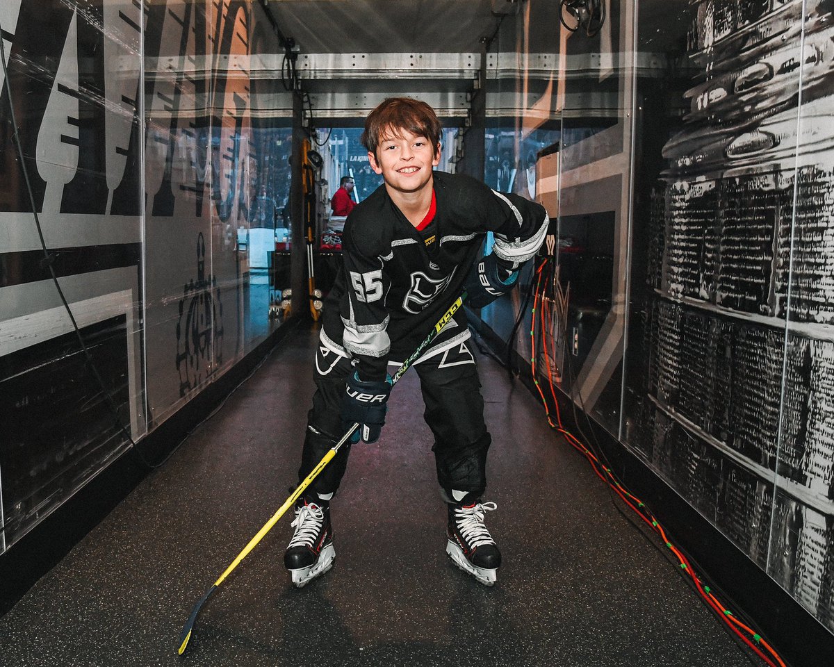 AEGworldwide's tweet image. A King for a day 🖤 We had a very special guest join us at the #lakings game 💫 @MakeAWish Kid Jack led the team on the ice for warmups and announced the starting lineup before the game. He also got to meet our longtime fan and friend #WillFerrell 🏒 #GoKingsGo

📸: @LAKings…