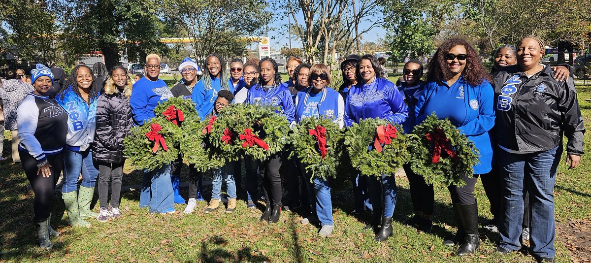 BlueLove_1920's tweet image. My first community service project of the day- Wreaths Across America 🕊💙🤍 #LambdaZeta #ServiceIsWhatWeDo