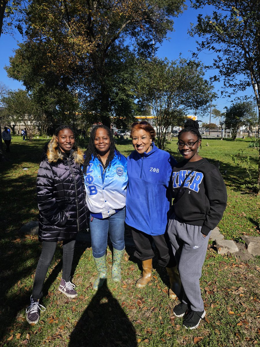 BlueLove_1920's tweet image. My first community service project of the day- Wreaths Across America 🕊💙🤍 #LambdaZeta #ServiceIsWhatWeDo