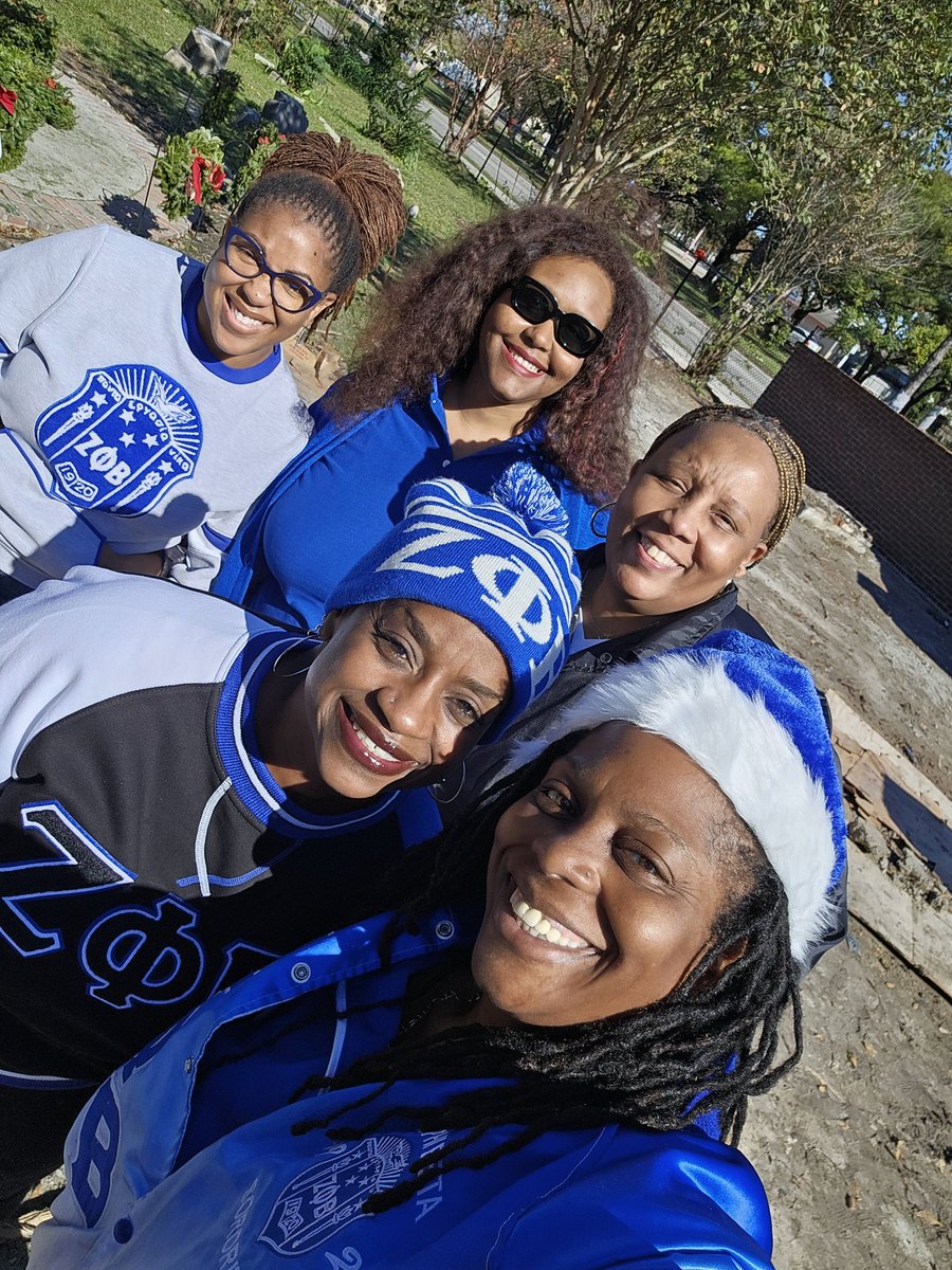BlueLove_1920's tweet image. My first community service project of the day- Wreaths Across America 🕊💙🤍 #LambdaZeta #ServiceIsWhatWeDo