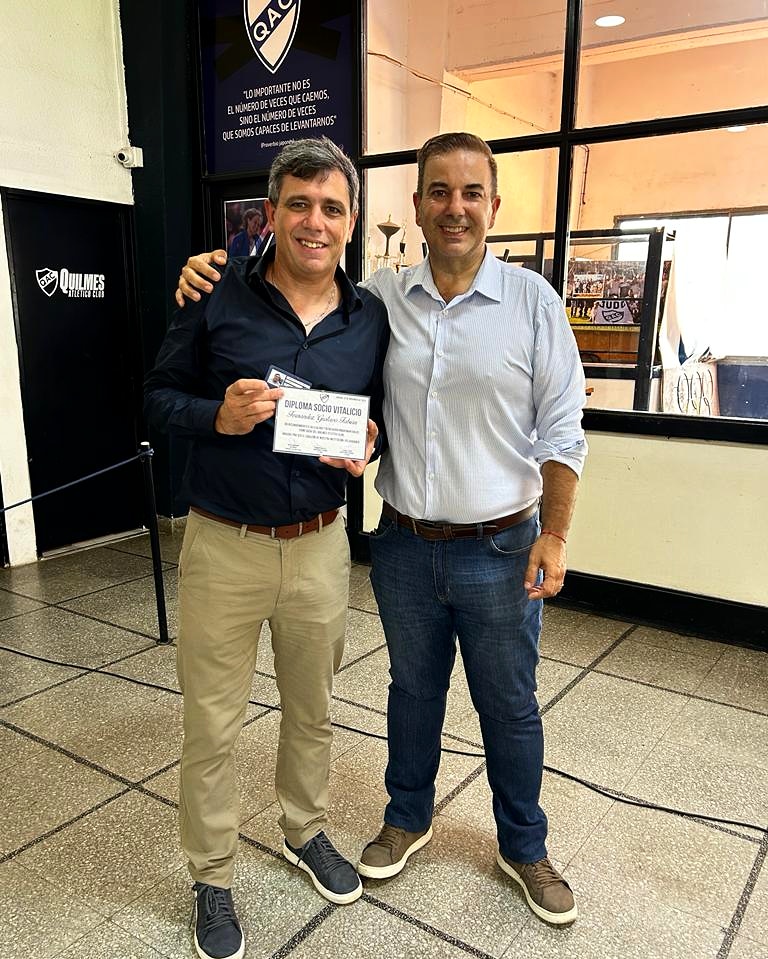 Gran momento. Reconocimiento al nuevo socio vitalicio. Mi amigo <a href="/Gusqacvo/">Gustavo F. Fernández</a>