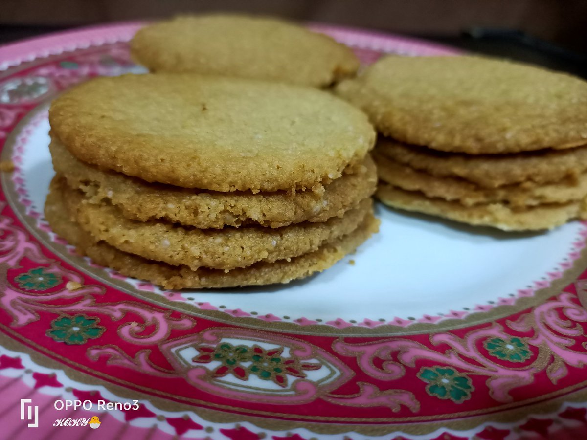 Sanfora212000's tweet photo. مشروع بسكويت 🍪 قلب قرص بحجمه💔😂
دا انا لو نزلت جبت بسكوت من السوبر ماركت كان اكرم والله 🫣😂😂💔 https://t.co/bkIfHKazmI
