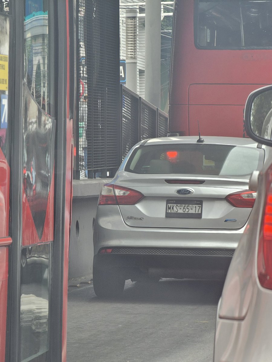 a_rl's tweet image. Invadiendo el carril confinado del metrobus