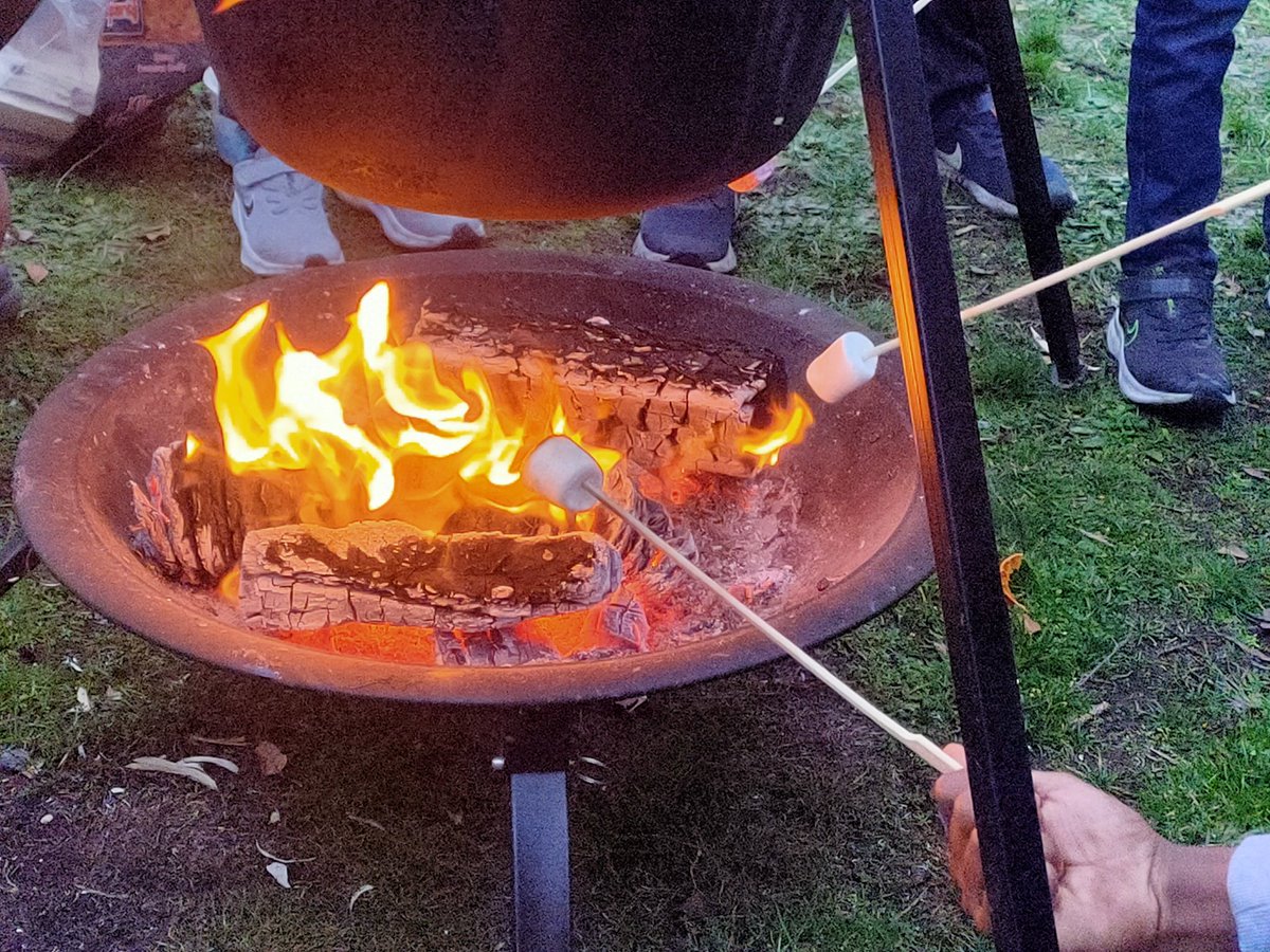 Carol_Edwards_1's tweet photo. Such a lovely afternoon with @goingpicking in Barking Park Pavillion enjoying their winter warmer event. ⛄ Great natural products, waste-saving tips, delicious food &amp; drinks (of course!), warming 🔥 &amp; great company. Thanks everyone. Season's greetings! 🎄❄️🍊🕯️ https://t.co/lpG1CfqSUS