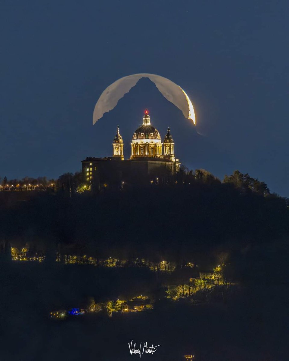Ieri pomeriggio il fotografo Valerio Minato ha catturato l'incontro di pochi secondi tra Superga, il Monviso e uno spicchio di luna crescente.
Uno splendore!

#torinoélamiacittá