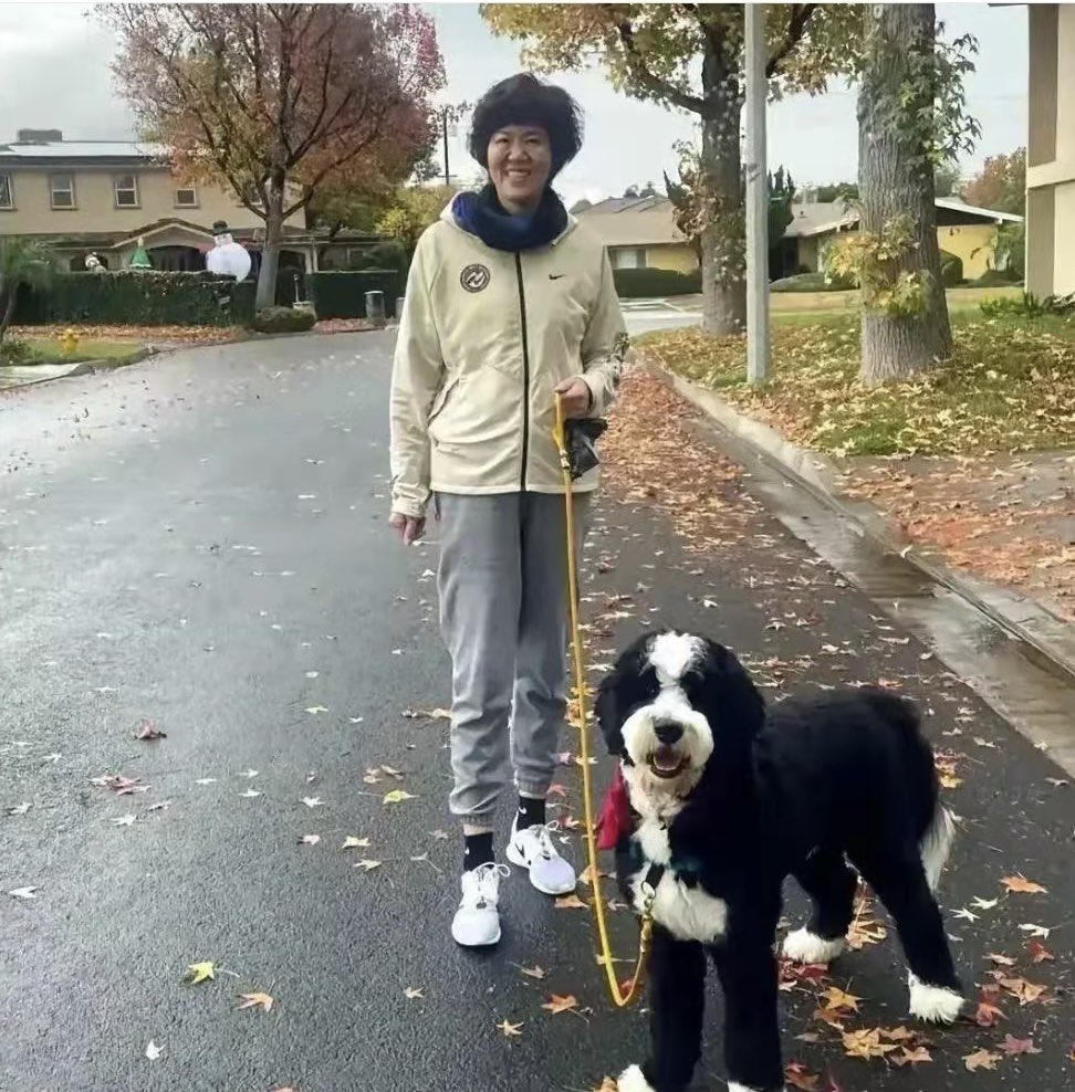 一名曾经公认的“爱国者”，在美国街头遛狗！大家认识这位大妈吗？
嘴上大谈爱国主义，实际移民美国购房过的无比滋润！