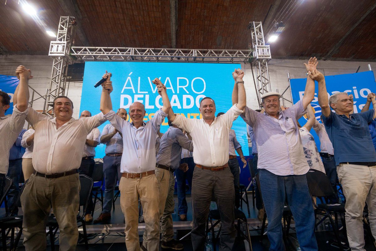 JavierGarcia_Uy's tweet photo. Hacia junio UNIDAD y hacia octubre y noviembre CONTINUIDAD. Para ello  acabamos de proclamar a @AlvaroDelgadoUy como nuestro candidato. @EspacioPais_Uy @ESPACIOCUARENTA #paraseguiravanzando https://t.co/vkolb1SxRF