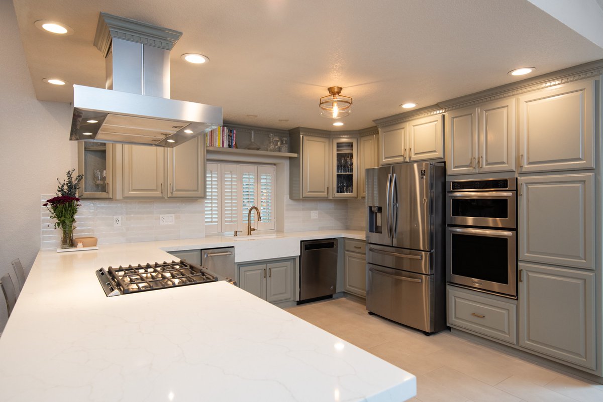 kbcrate's tweet image. Revamped a kitchen with a brilliant facelift! Retained sturdy cabinets while replacing outdated fixtures and surfaces for a high-end transformation. Perfect layout, perfect upgrade! #KitchenRenovation #HighEndDesign