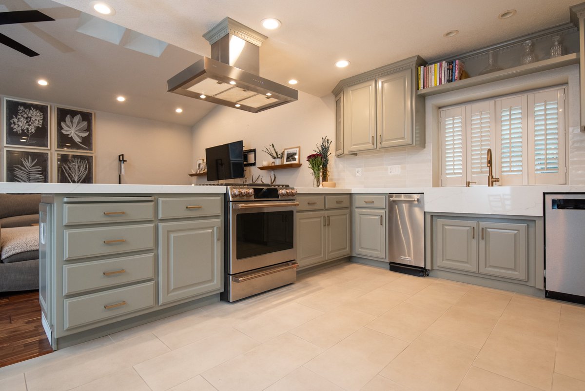 kbcrate's tweet image. Revamped a kitchen with a brilliant facelift! Retained sturdy cabinets while replacing outdated fixtures and surfaces for a high-end transformation. Perfect layout, perfect upgrade! #KitchenRenovation #HighEndDesign