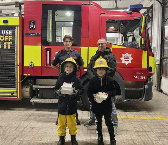 Here today at G25 #Ealing, we had a visit from two local potential firefighters👨🏻‍🚒👨🏻‍🚒🚒 They have taken the time to bake some cookies, to help all four watches to get through working over Christmas. Thank you from us all at G25 Ealing🥰